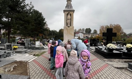 Zdjęcie do Pamiętamy!!! - wyjście przedszkolak&oacute;w na cmentarz