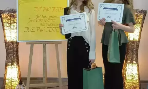 Zdjęcie do Sukces dziewczyn w Powiatowym Konkursie Recytatorskim klas 7-8