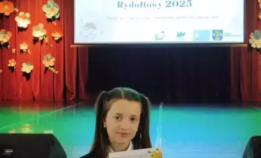 Zdjęcie do Udział Karoliny w powiatowym konkursie recytatorskim